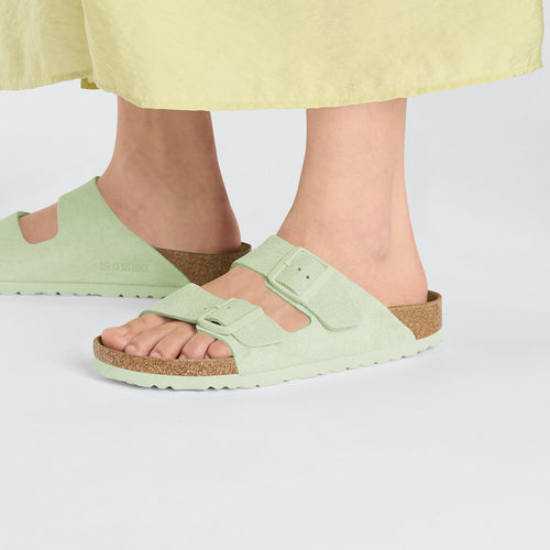 BIRKENSTOCK Arizona Suede Leather Faded LIME: أخضر صنادل للنساء