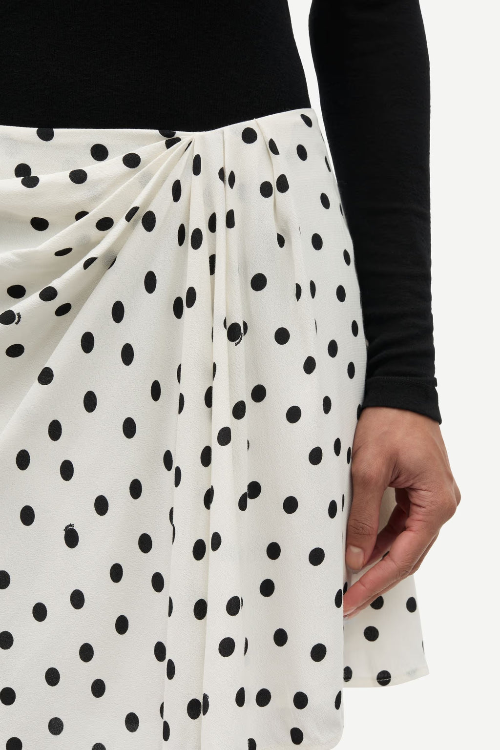 SAMSOE Saiben Skirt 16060 Drifting DOTS Egret: multicolor nederdel til kvinder