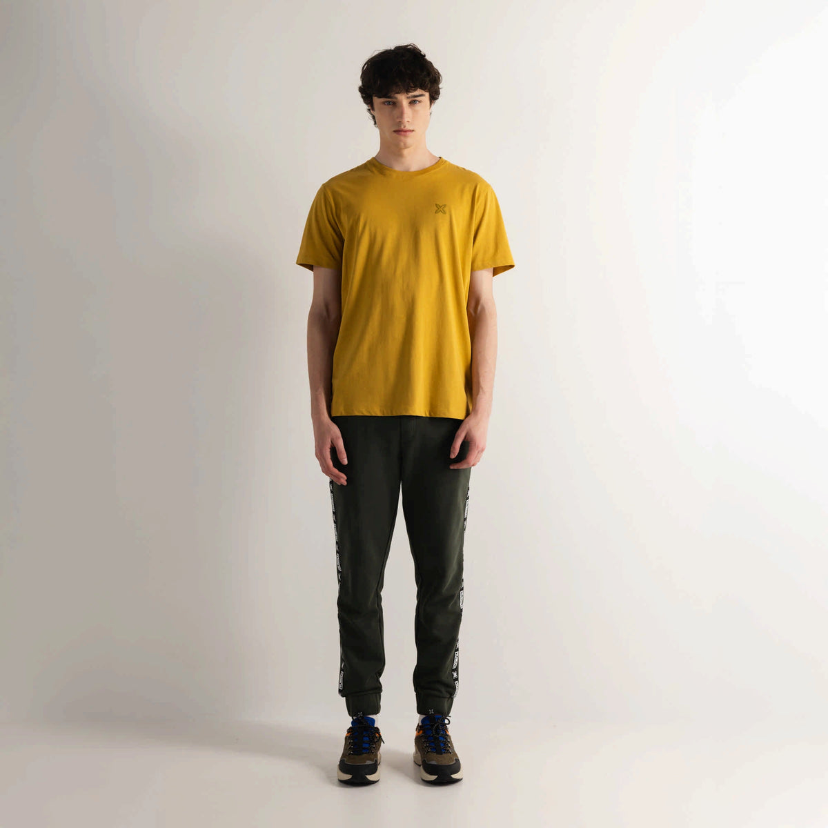 MUNICH | CAMISETAS | HOMBRE | ESSENTIALS T-SHIRT MUSTARD | AMARILLO