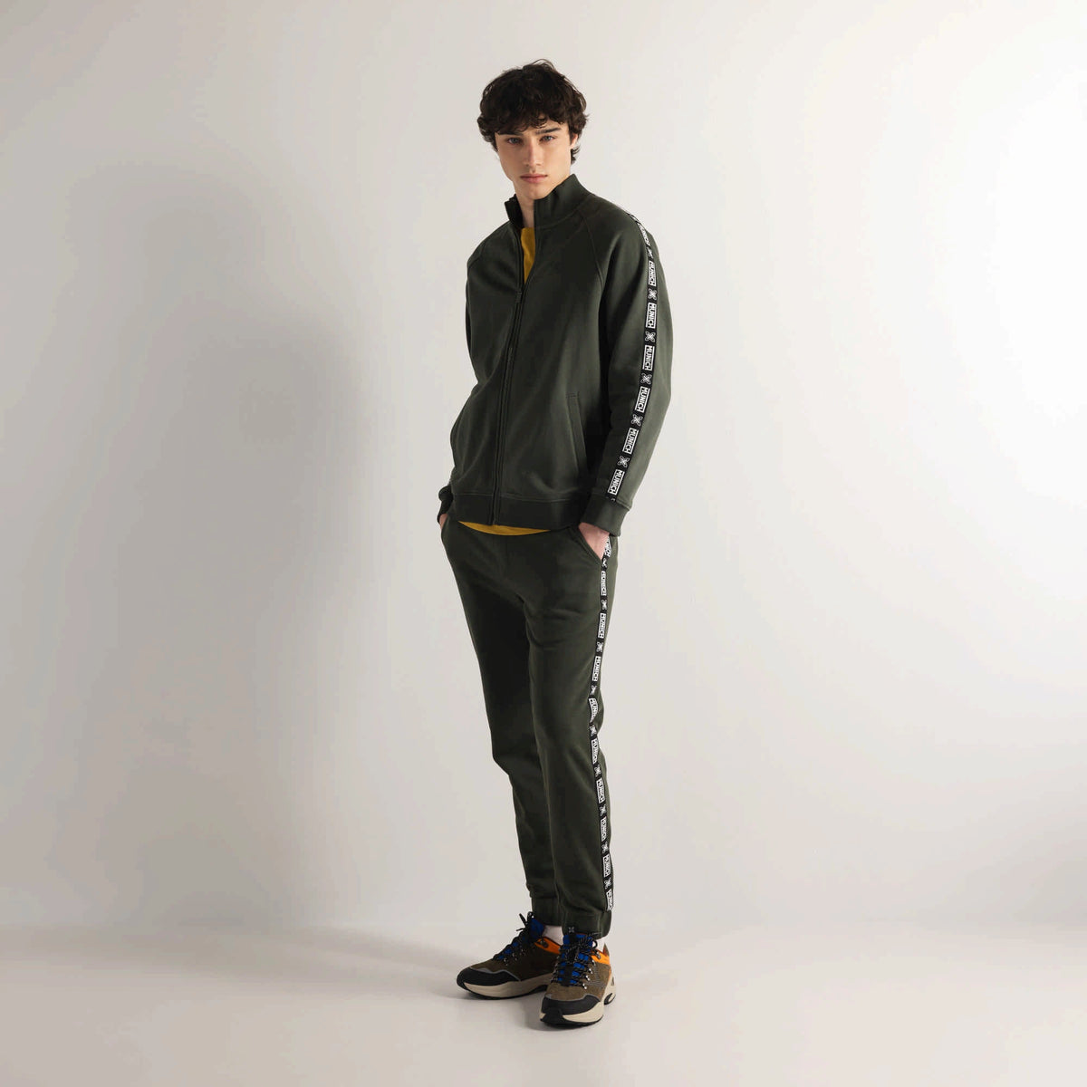 MUNICH Essentials Jacket Squadra Khaki: caqui куртка для чоловіків