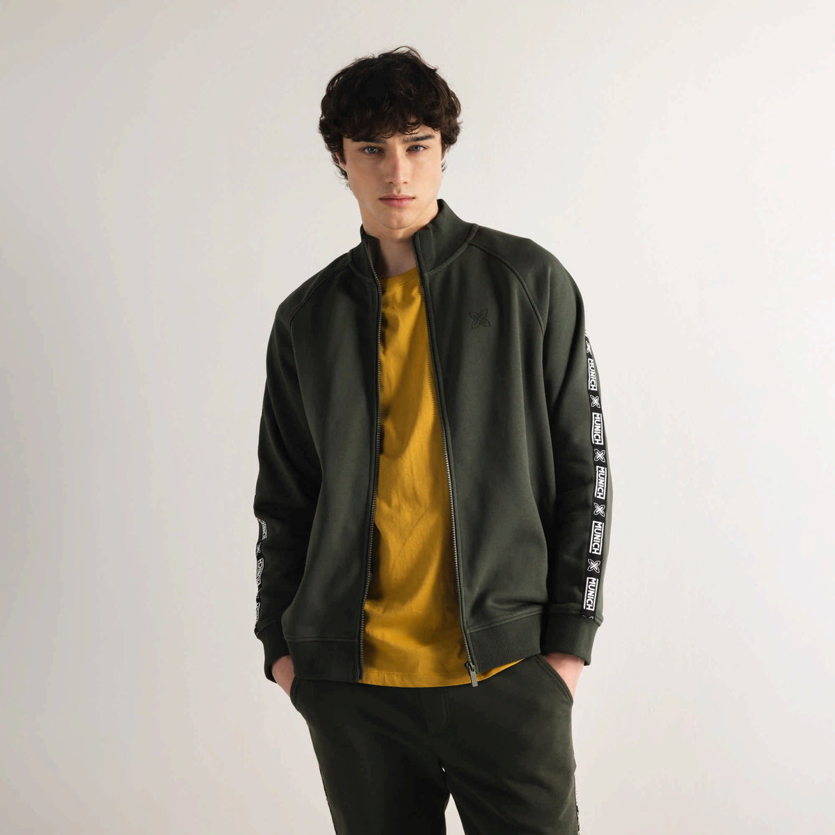 MUNICH Essentials Jacket Squadra Khaki: caqui куртка для чоловіків