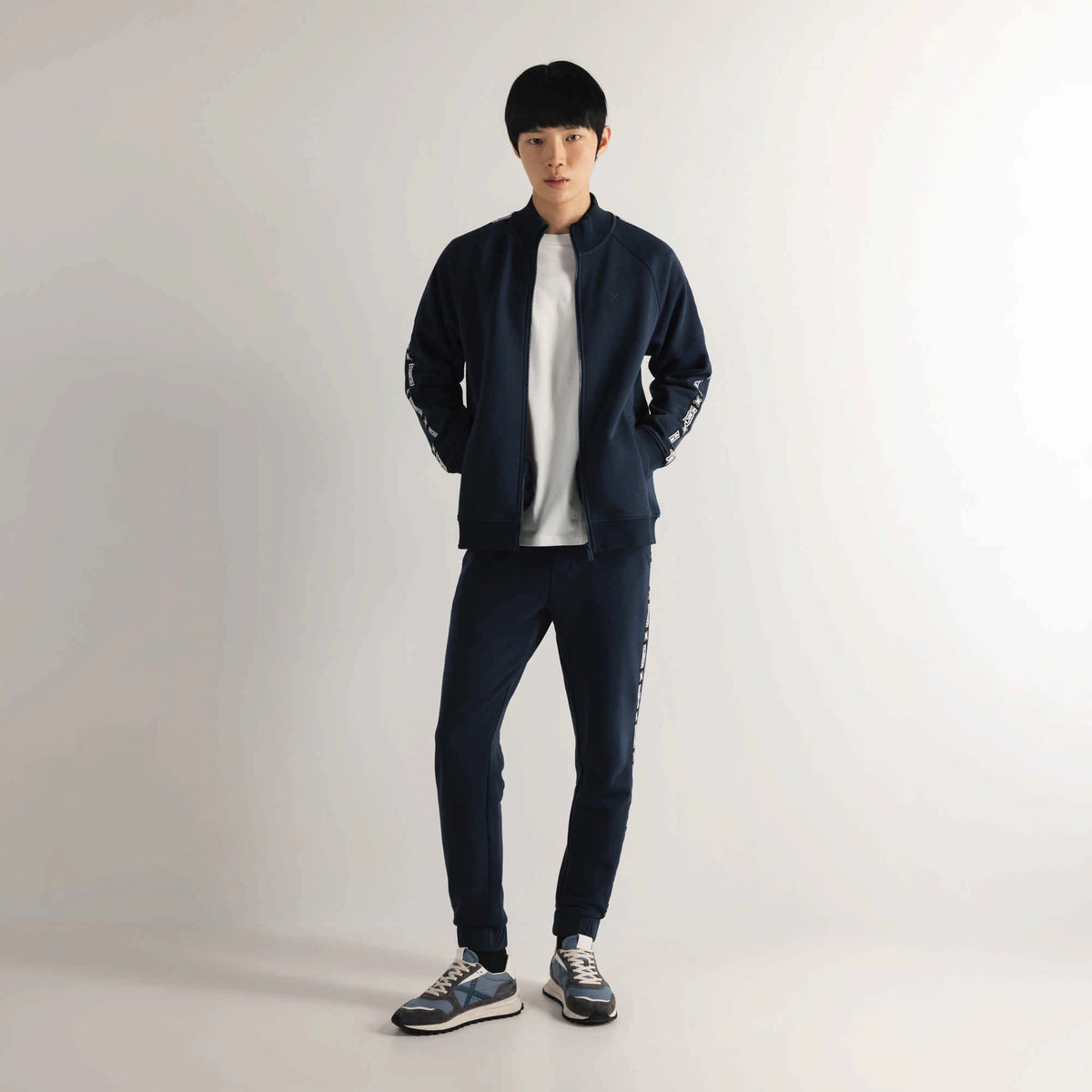 MUNICH | CHAQUETAS | HOMBRE | ESSENTIALS JACKET SQUADRA NAVY | AZUL