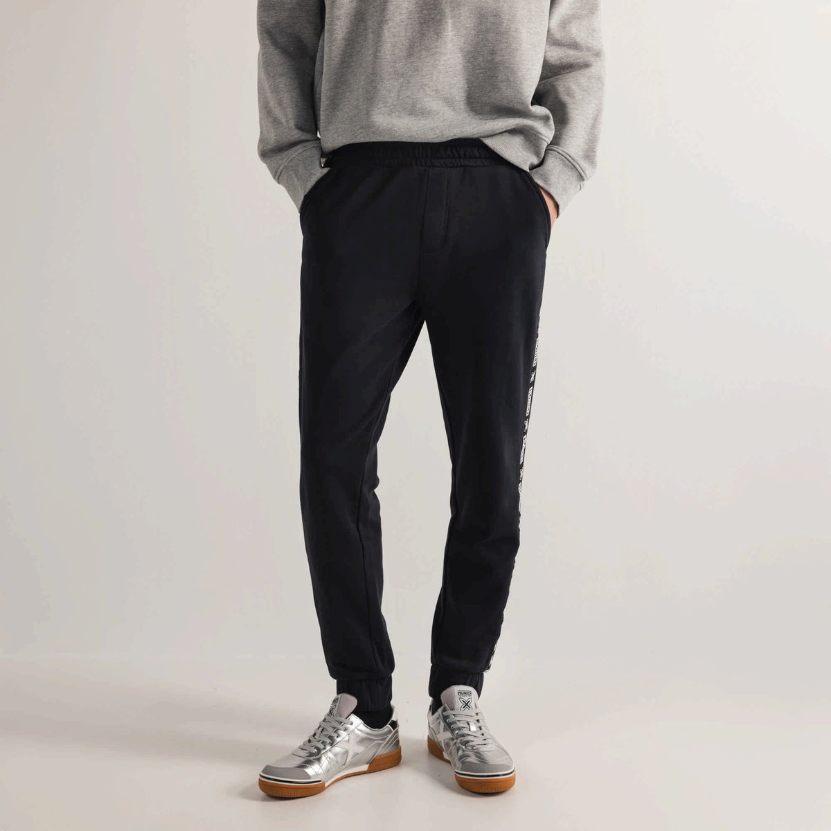 MUNICH Essentials PANT Squadra Black: черный брюки для мужчин