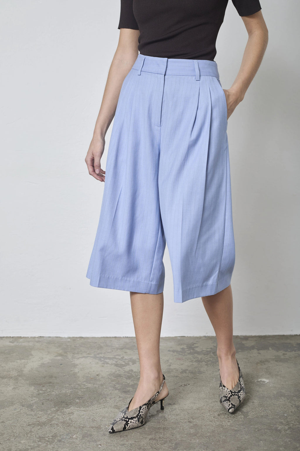 COCOUTURE Kianacc PIN Pleat Bermuda PALE BLUE: ブルー パンツ レディース