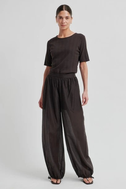 SECOND FEMALE Hidie Trousers: بني بنطال للنساء