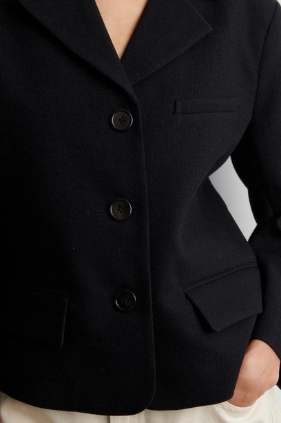 SECOND FEMALE Sella Short Blazer Black: sort jakke til kvinder