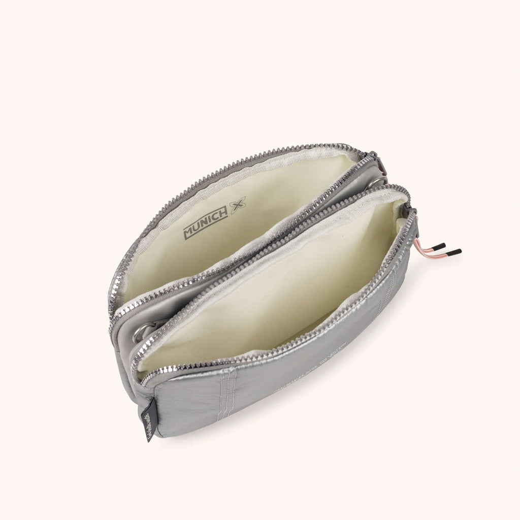MUNICH DEEP Recycled Crossbody Double: sølvfarvet taske til kvinder
