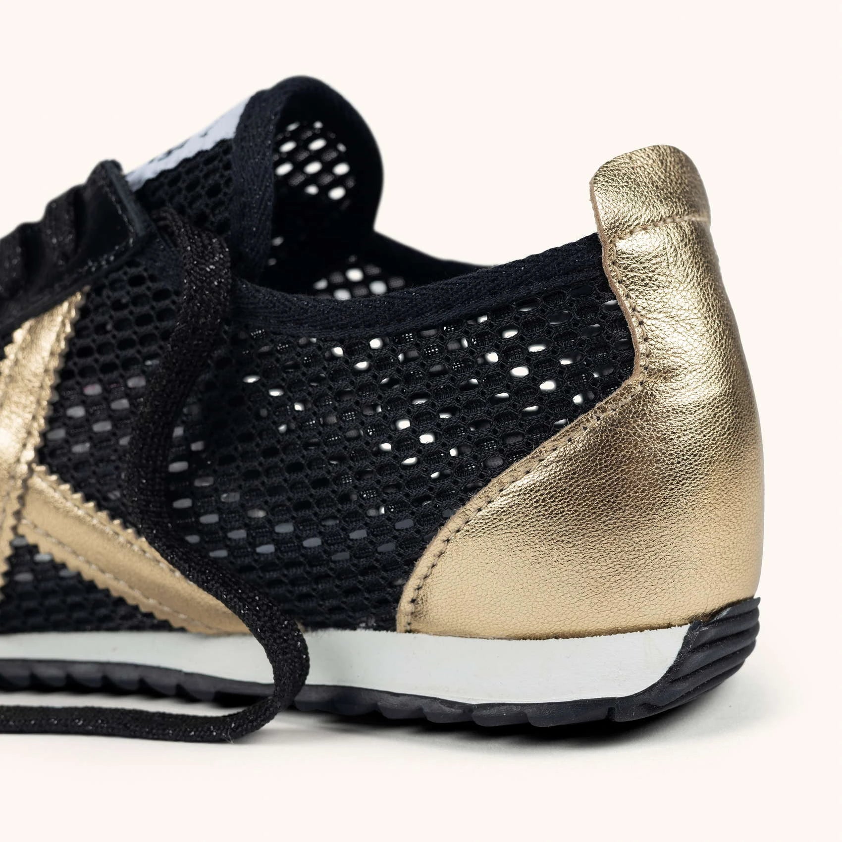 MUNICH Osaka 594: black trainers for women