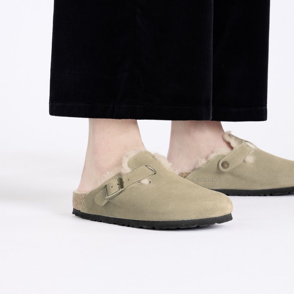 BIRKENSTOCK Boston Shearling Suede Leather/fur Taupe: зеленый сабо для женщин