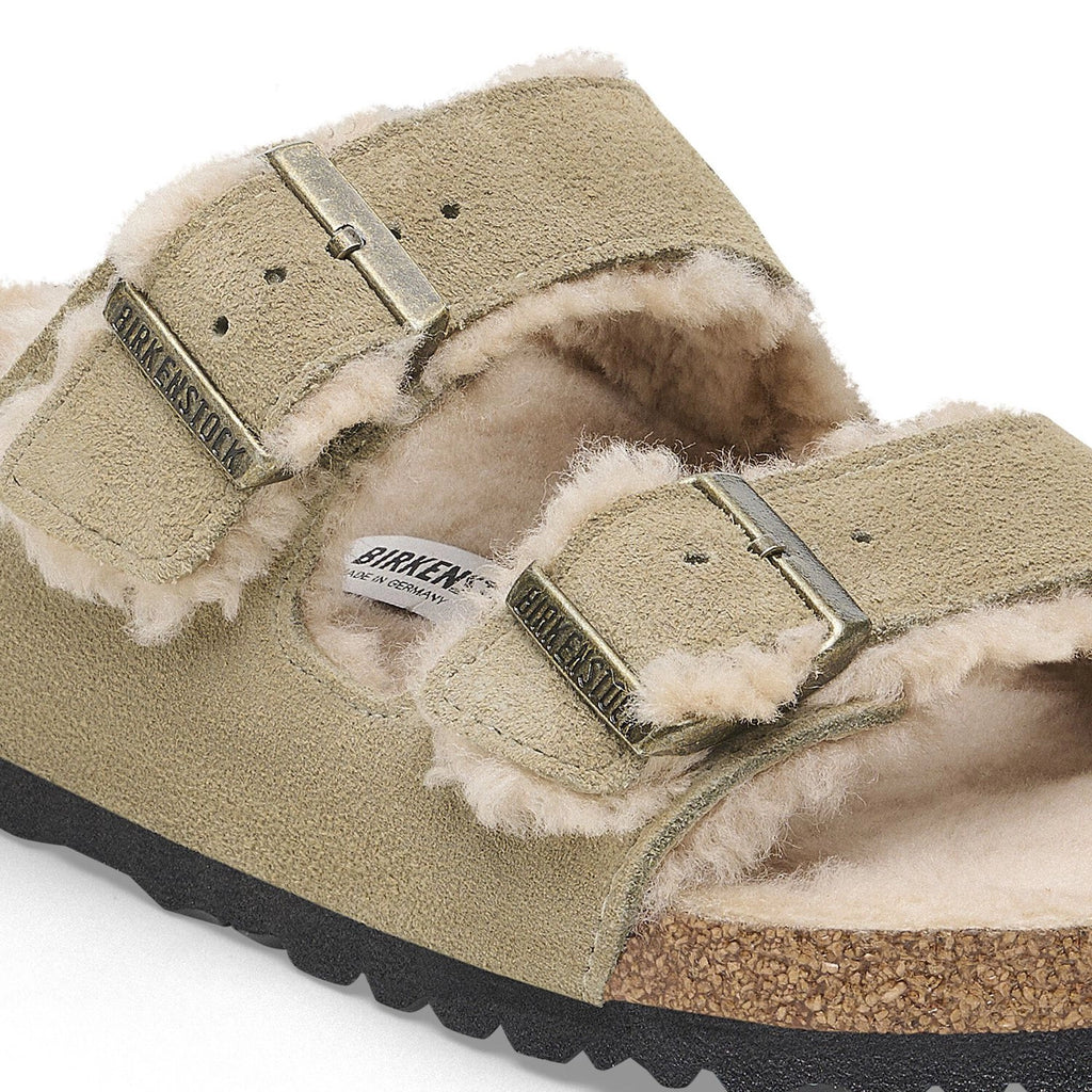 BIRKENSTOCK | SANDALIAS | MUJER | ARIZONA SHEARLING SUEDE LEATHER/FUR TAUPE | VERDE