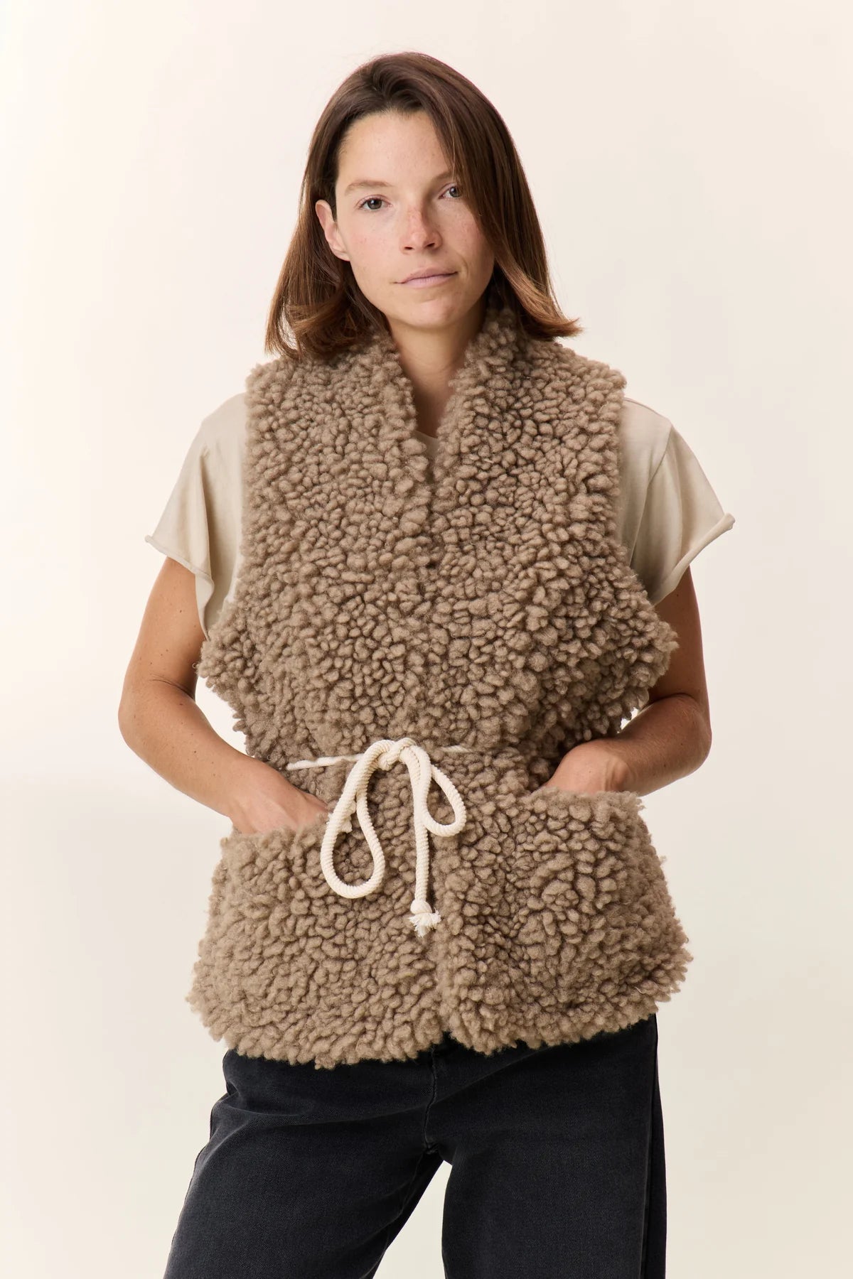 LEON & HARPER Vinny Taupe: beige chaleco for women
