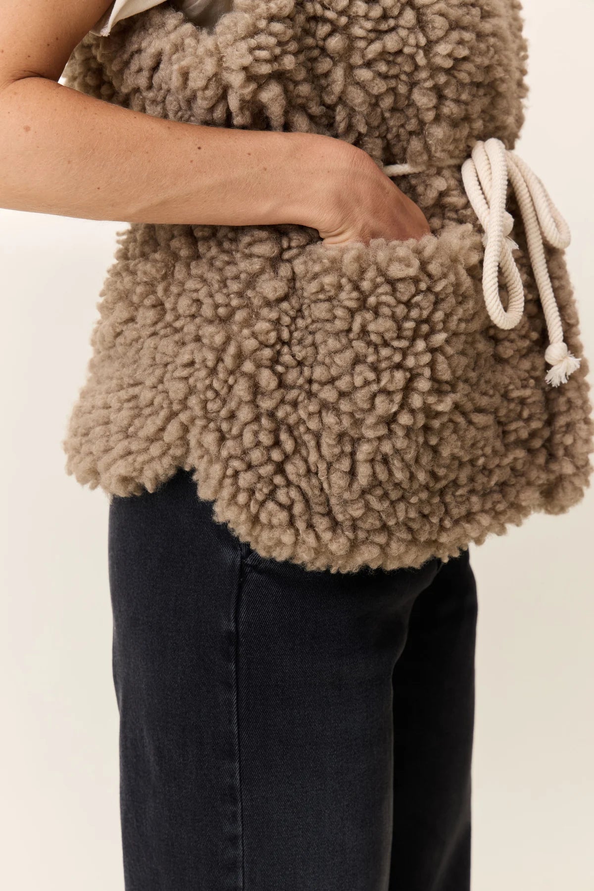 LEON & HARPER Vinny Taupe: beige chaleco for women