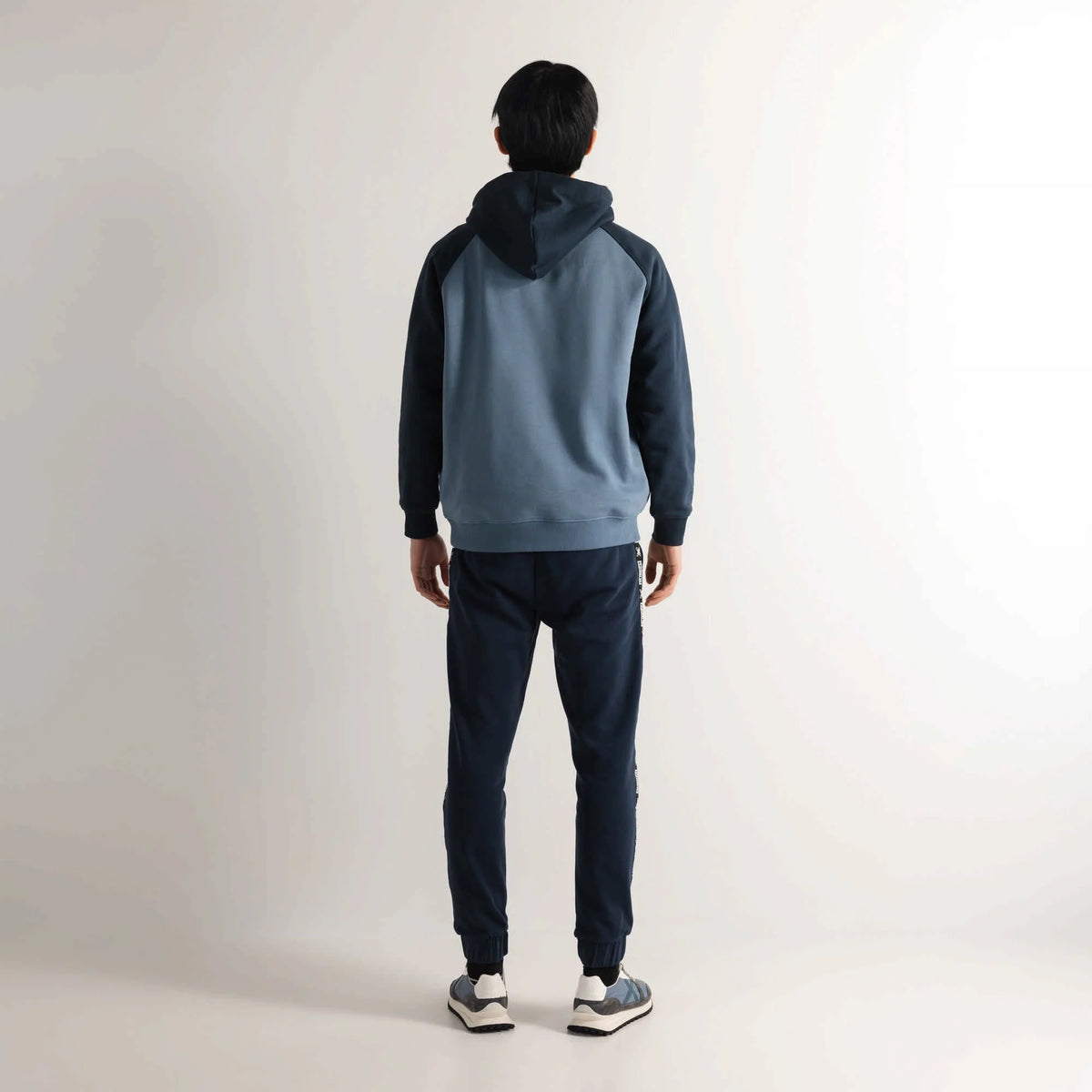 JERSEY MUNICH PARA HOMBRE MODELO ESSENTIALS HOODIE BICOLOR BLUE REFERENCIA 2507944