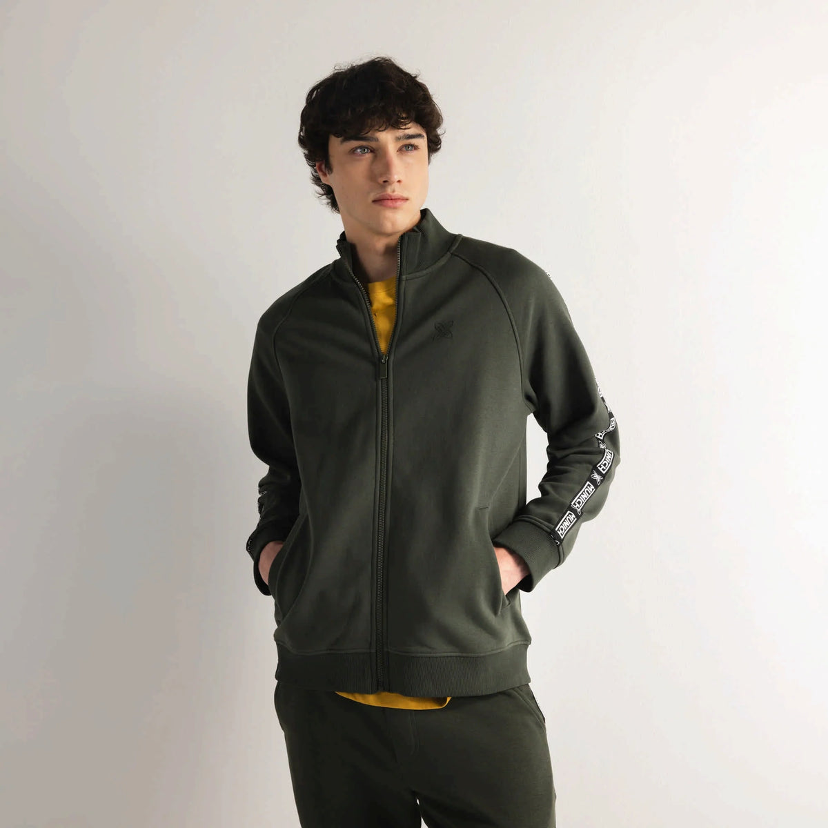 CHAQUETA MUNICH PARA HOMBRE MODELO ESSENTIALS JACKET SQUADRA KHAKI REFERENCIA 2507946