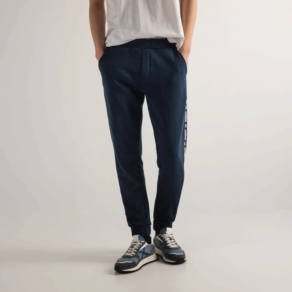 PANTALONES MUNICH PARA HOMBRE MODELO ESSENTIALS PANT SQUADRA NAVY REFERENCIA 2507950