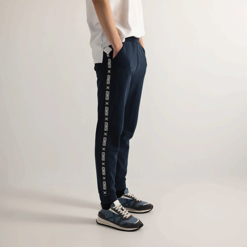 PANTALONES MUNICH PARA HOMBRE MODELO ESSENTIALS PANT SQUADRA NAVY REFERENCIA 2507950