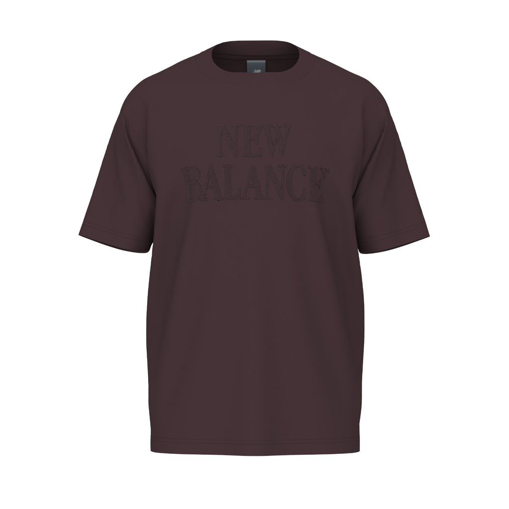 NEW BALANCE | CAMISETA | HOMBRE | ATHLETICS FLOCKED LOGO T-SHIRT BROWN | BURDEOS