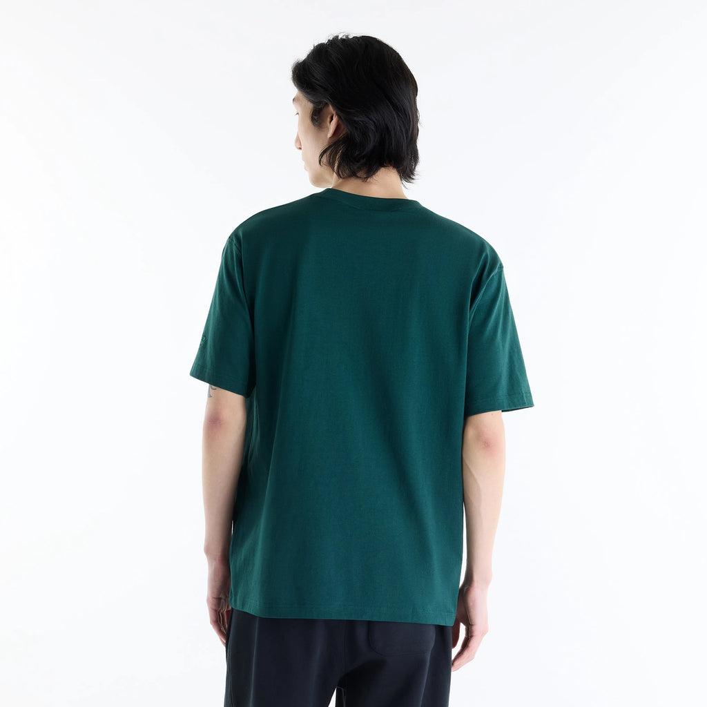 NEW BALANCE | CAMISETA | HOMBRE | ATHLETICS FLOCKED LOGO T-SHIRT GREEN | VERDE