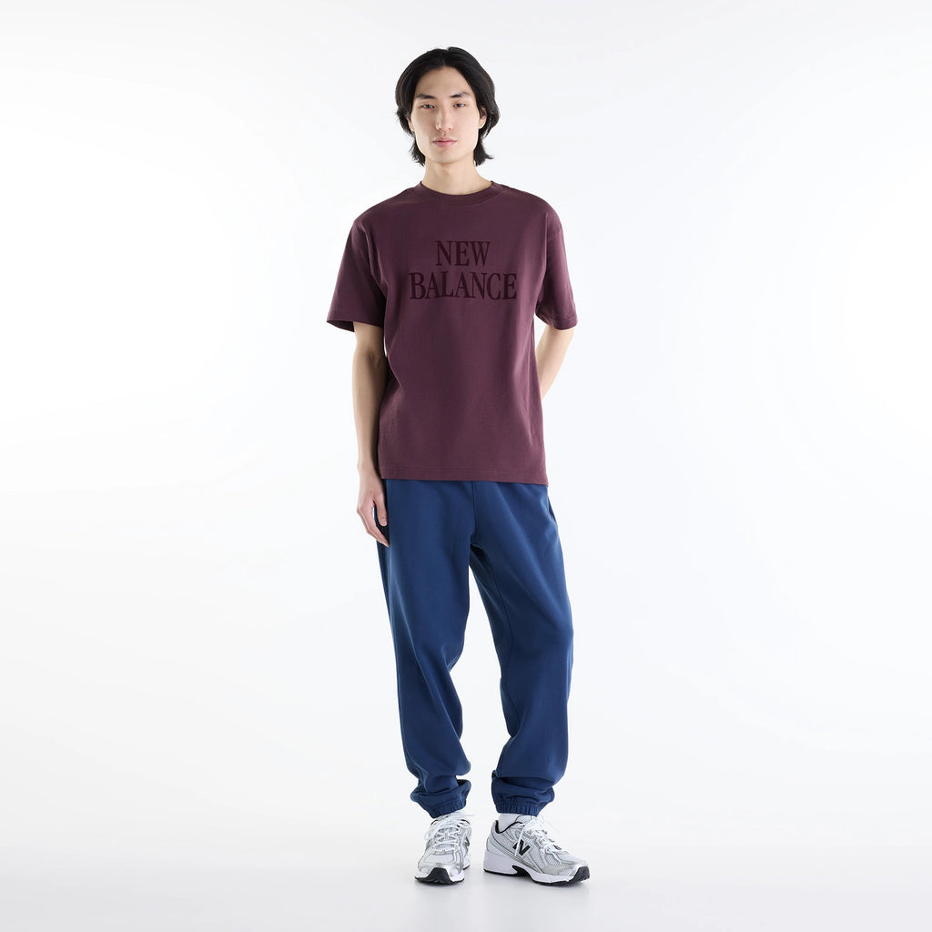 NEW BALANCE | CAMISETA | HOMBRE | ATHLETICS FLOCKED LOGO T-SHIRT BROWN | BURDEOS