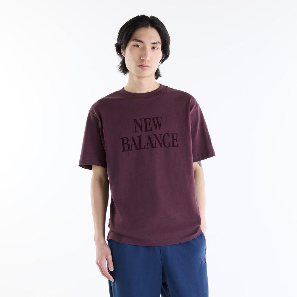 NEW BALANCE | CAMISETA | HOMBRE | ATHLETICS FLOCKED LOGO T-SHIRT BROWN | BURDEOS