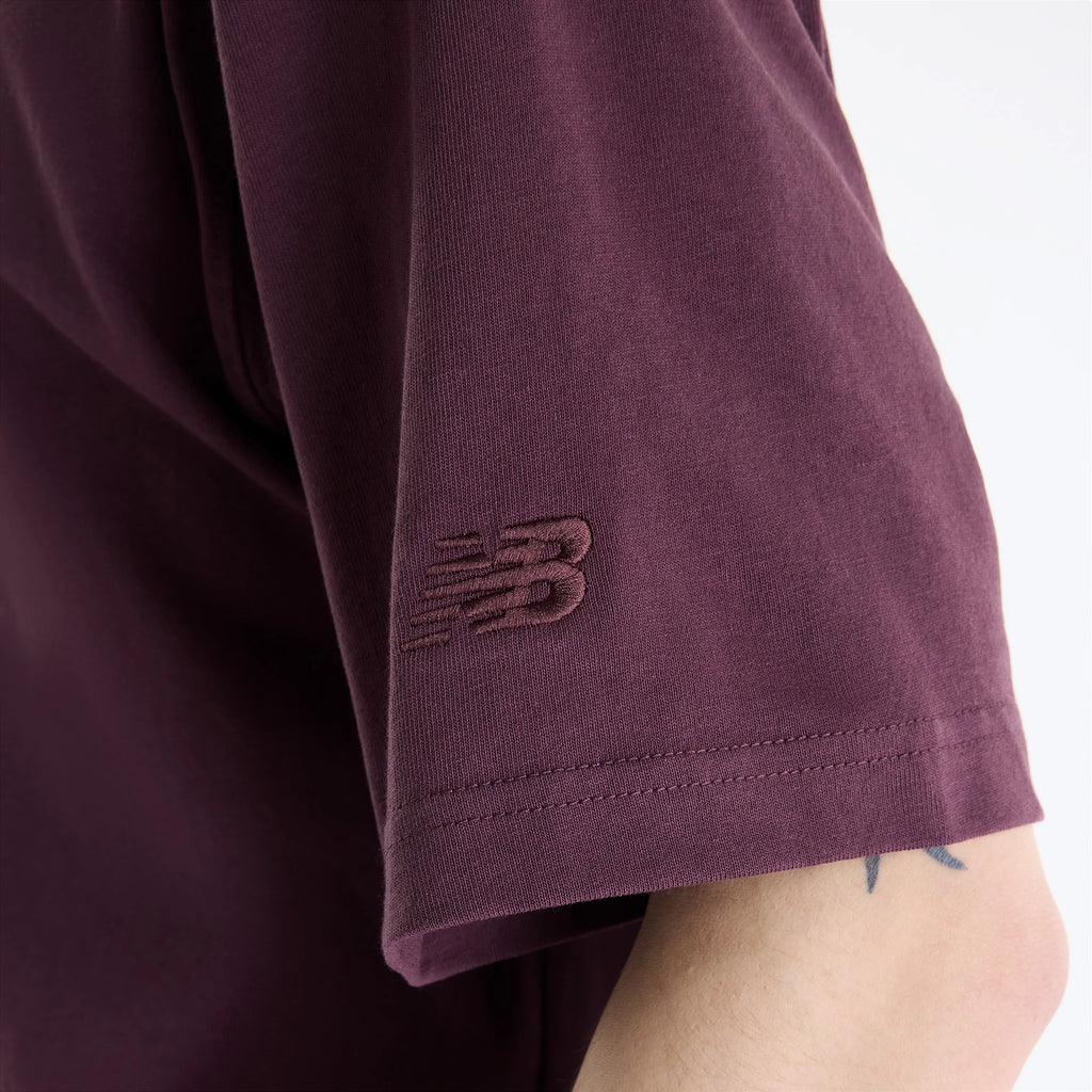 NEW BALANCE | CAMISETA | HOMBRE | ATHLETICS FLOCKED LOGO T-SHIRT BROWN | BURDEOS