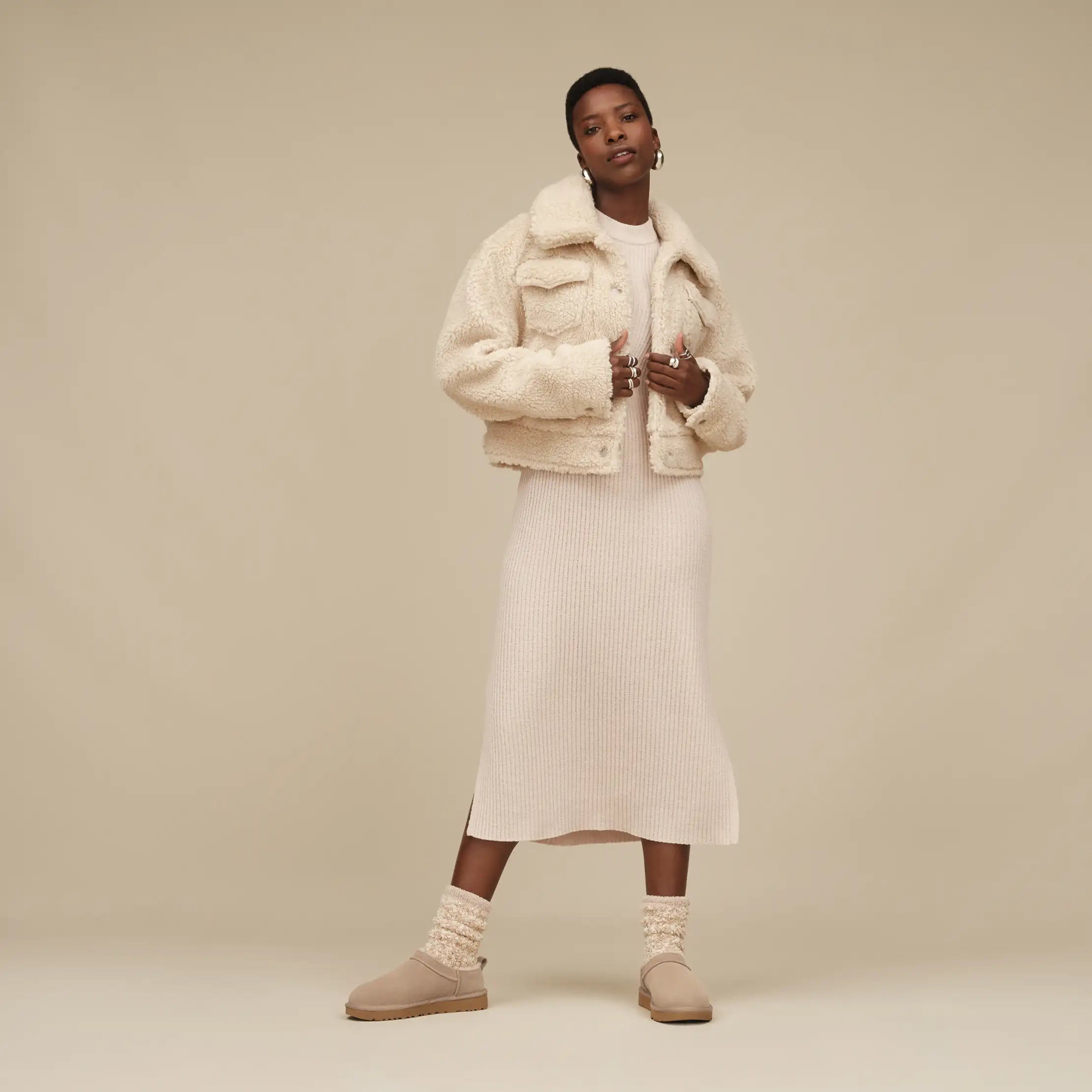 UGG W Classic Micro SAND: бежевый ботильоны для женщин