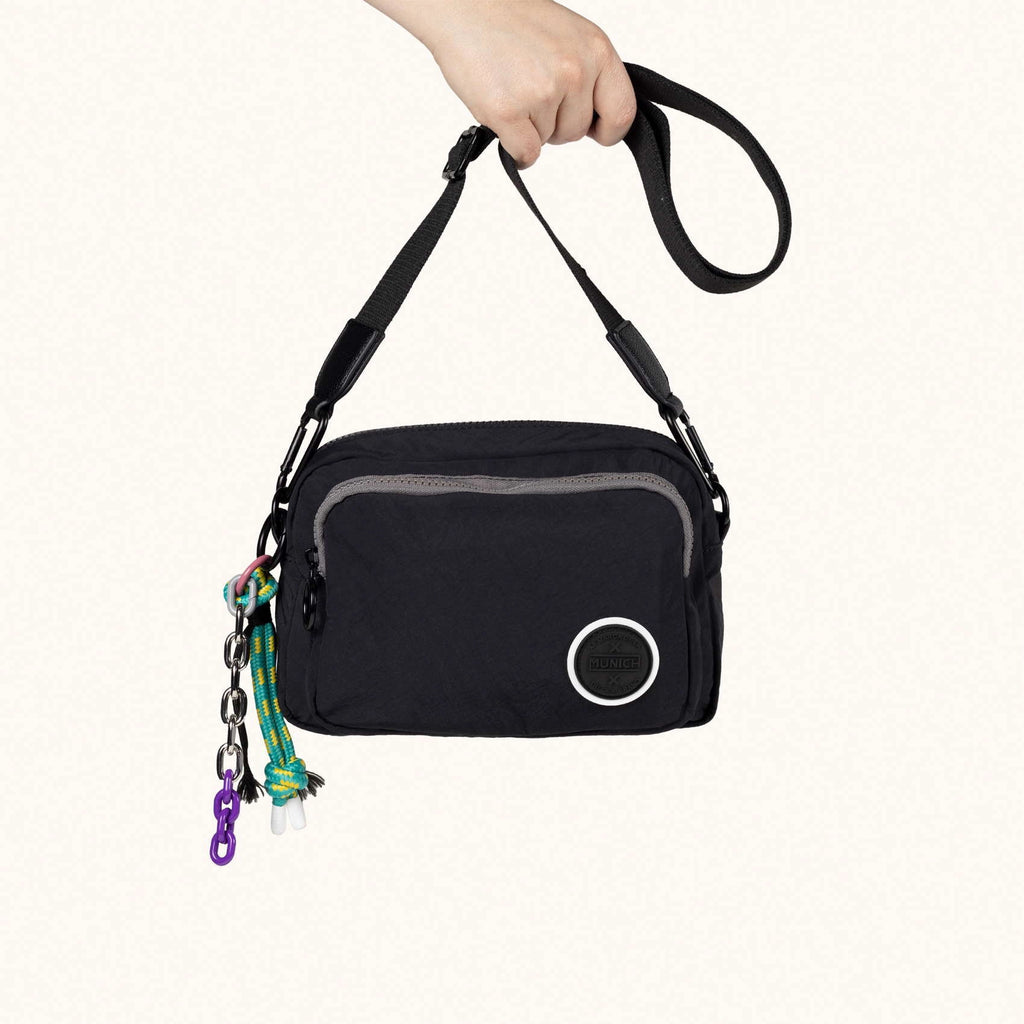 MUNICH DEEP Recycled Crossbody Camera Black: черный сумка для женщин
